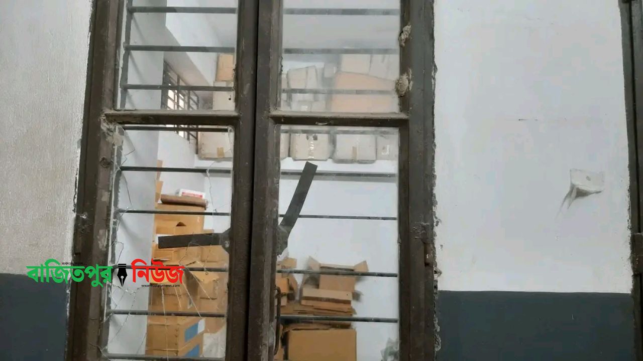 বাজিতপুর হাসপাতালে ২ ঘণ্টা অচলাবস্থা, ক্ষুব্ধ রোগীদের ফার্মেসি ভাঙচুর